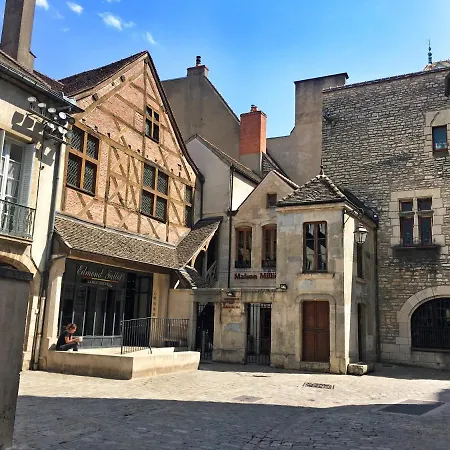 Le Lion Des Ducs : Centre Historique De *